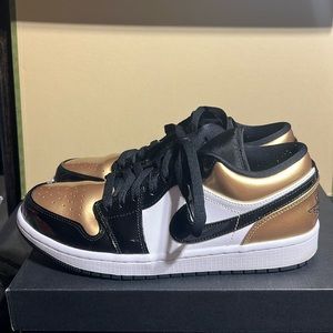 Air Jordan 1 Low Gold/Black patent.  Men’s size 9. Perfect.